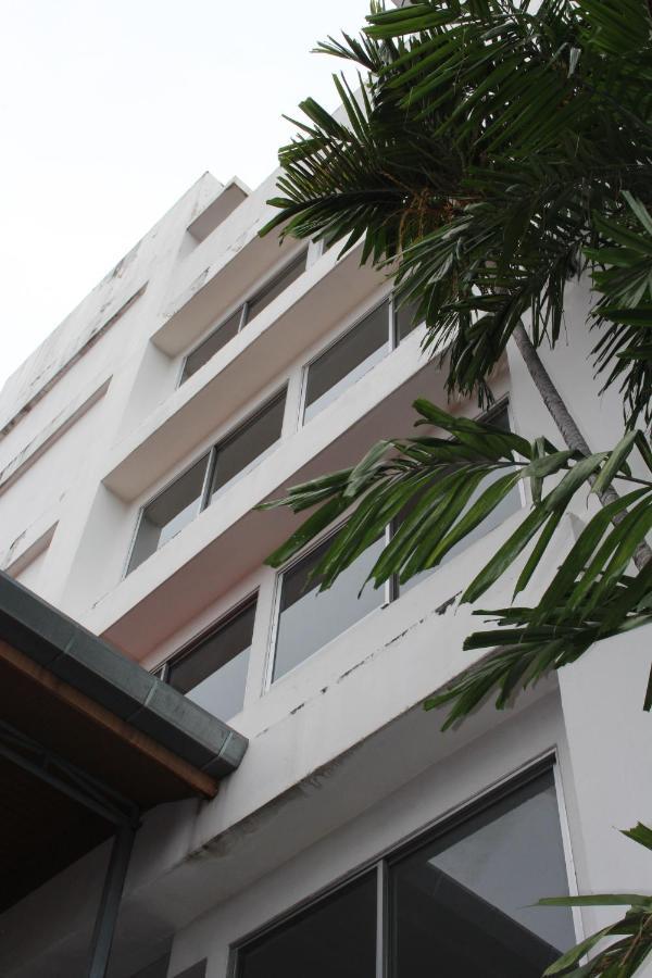 Oyo 75409 Premium The Family Hotel Τσιάνγκ Μάι Εξωτερικό φωτογραφία